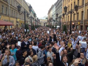 Акция в поддержку Навального принесла результат – оппозиционер будет участв ...