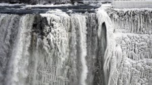 Впервые за последние сто лет замерз Ниагарский водопад