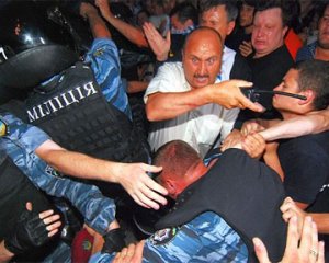 Киев: неизвестные сожгли автобус милиции, противостояние граждан силовикам не стихает
