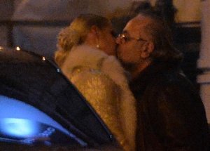 Волочкова на парковке страстно целовалась с Пейсаховым – фото