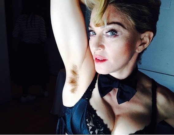 Небритые подмышки Мадонны вызвали бурную реакцию ее фанатов – фото