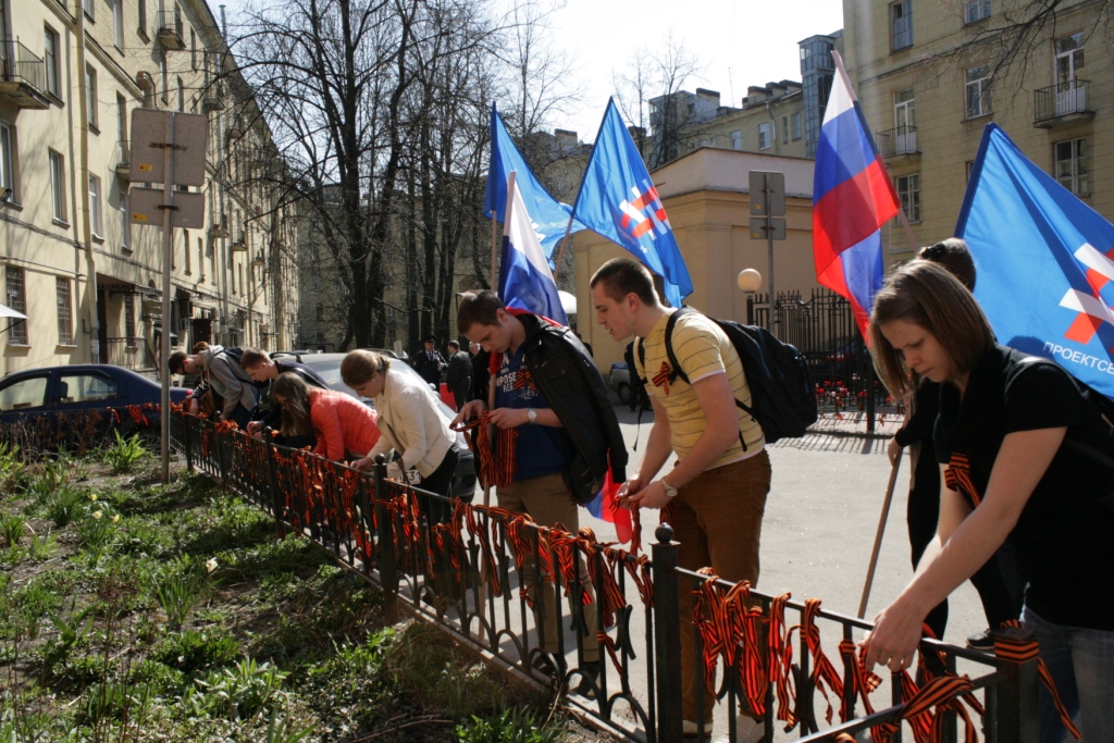 Украинское посольство окрасилось в черно-оранжевые цвета с помощью активистов проекта "Сеть"