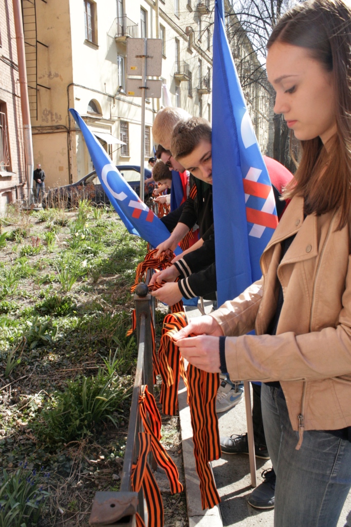 Украинское посольство окрасилось в черно-оранжевые цвета с помощью активистов проекта "Сеть"