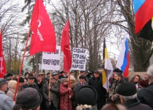 Активисты продолжают блокировать захваченную ОГА в Луганске