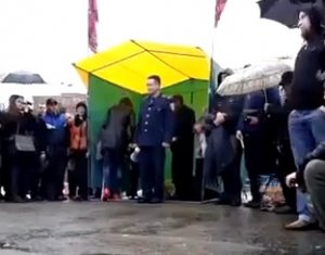Прилюдно перед Антимайданом офицер Харькова произнес слова покаяния: доступно видео