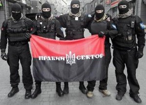 В Киеве активисты из организации «Правый сектор» забросали гранатами «Беркут» и заставили извиниться  - видео