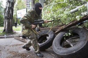 Ополченцы ДНР обстреливают украинских военных в Славянске