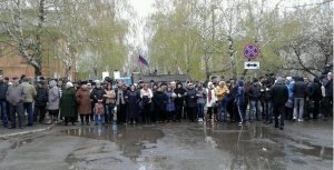 Жители Славянска блокируют въезд в город “живым щитом”