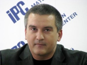 Аксенов позволил крымским татарам провести митинг на кладбище