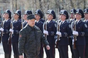 Турчинов поощряет добровольцев воинскими званиями