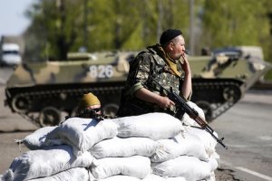 Въезд в Донецк перекрыл БТР и вооруженные люди