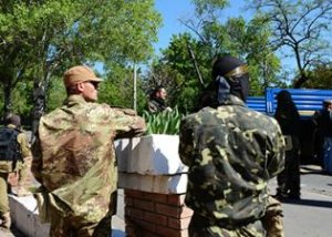 Активисты подъехали к российской границе на КАМАЗах