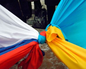Соцопрос: две трети россиян относятся к украинцам, как к братскому народу