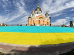 Ради сплочения нации: создание крупнейшего из нарисованных флагов Украины в мире