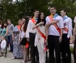 Скандал с украинским гимном на выпускном в Ялте: видео
