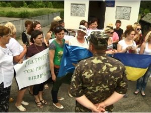 Жены ВДВ-шников начали протестовать против отправки на Восток