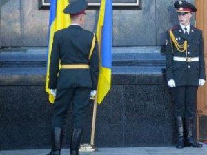 На инаугурации Порошенко солдат уронил карабин под ноги президенту - видео