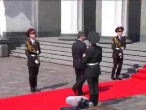 Что случилось с солдатом на инаугурации Порошенко?