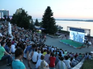 Российская молодежь создала первый в мире фестиваль уличного кино