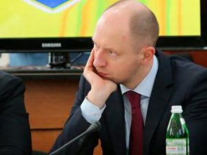 Яценюк требует эвакуировать социальные и детские заведения из района боевых действий