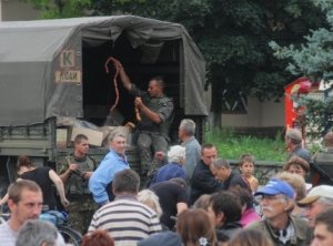 Новости Славянска: раздача сосисок закончилась задержанием ополченцев