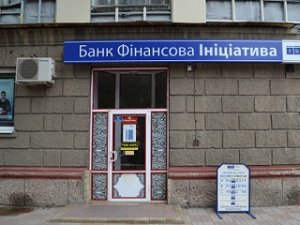 “Финансовая инициатива” и “Кредобанк” приостанавливают работу в Донецке и Л ...
