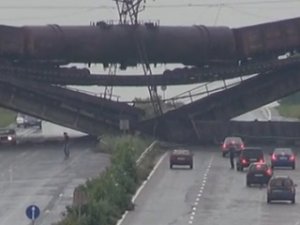 Взорван железнодорожный мост с составом – видео