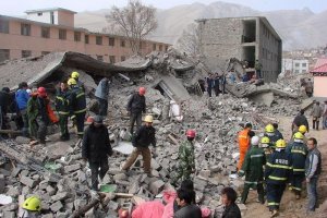 В Китае в результате мощного землетрясения погибли люди
