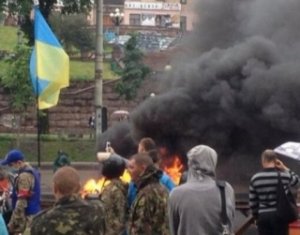 Активисты Майдана подожгли грузовик коммунальщиков в центре Киева