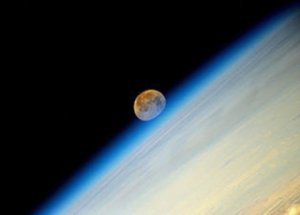 Суперлуна 11.08.2014: фото с Земли и орбиты
