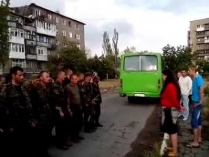 Ополченцы отпускают раненных и пленных украинских солдат