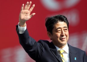 Япония осталась без правительства: что заставило чиновников подать в отставку