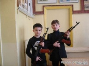 Школьникам и студентам Украины хотят дать в руки боевое оружие