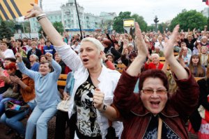 Жители Луганска вышли встречать гуманитарный груз РФ с флагами ЛНР