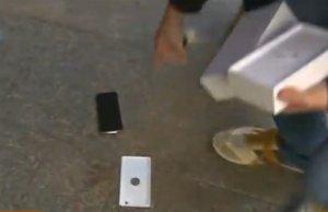 Достойно «лузера года»: появилось видео, как первый покупатель iPhone 6 разбил гаджет об асфальт