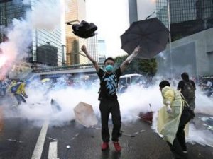 В Гонконге митингующие разбирают баррикады