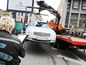 В Москве водитель сутки просидел в машине погруженной на эвакуатор