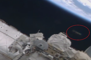 НАСА засняло на видео НЛО возле МКС