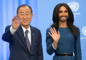 Пан Ги Мун и Кончита Вурст воспользовались одним стаканом в ООН - видео
