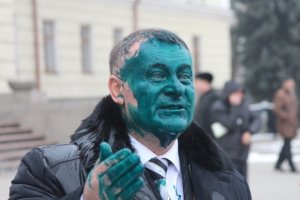 Депутат Петр Тарасюк обозвал сельчан свиньями и получил зеленкой в лицо – фото