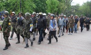 На протестующих в Одессе против поднятия тарифов напали люди в масках