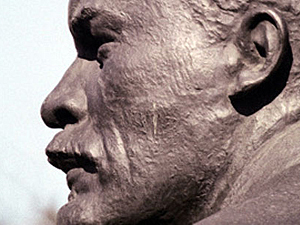 В Запорожье пал еще один Ленин. Фото изувеченного памятника