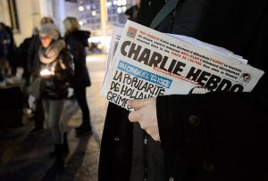 Charlie Hebdo выпустил в продажу номер с грустным пророком Мухаммедом на об ...