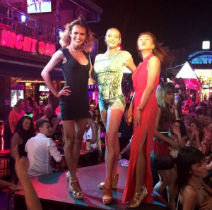Анастасия Волочкова «зажигает» с трансвеститами в Таиланде – фото 