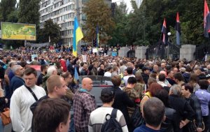 Под Кабмином протестующие требуют отставки Яценюка