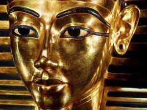 Работники Каирского музея сломали маску Тутанхамона – суеверные ждут беды