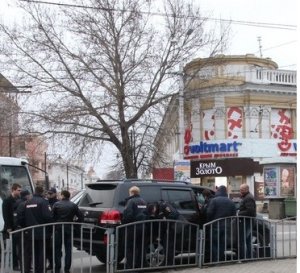 Машину с чеченскими номерами в Симферополе со всех сторон окружили полицейс ...