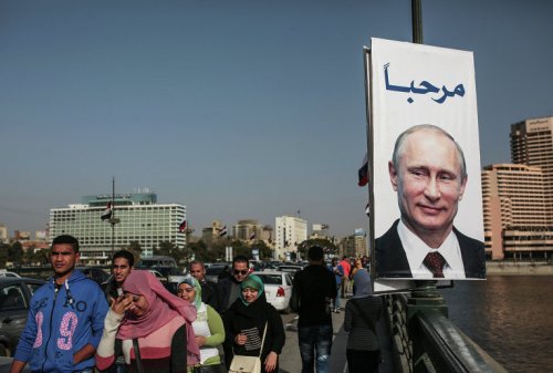На улицах Египта Путину оказывают самый теплый и дружественный прием