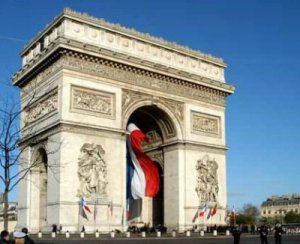 Как лучше всего организовать экскурсию по Парижу и регионам Франции в летний период, рассказали в компании France-Excursions