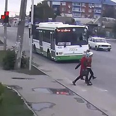 ВИДЕО:В Краснодаре автобус на «зебре» сбил трех 16-летних школьниц